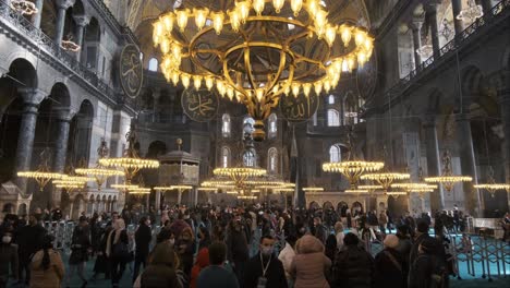 Turistas-Que-Visitan-La-Gran-Mezquita-Santa-Hagia-Sophia,-Oficialmente-Conocida-Como-La-Gran-Mezquita-Santa-Hagia-Sophia,-Y-Anteriormente-La-Iglesia-De-Hagia-Sophia-En-Turkrey-Estambul-01-03-2022