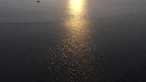 Goldene-Sonne,-Die-Sich-Bei-Sonnenuntergang-Auf-Dem-Wasser-Der-Lagune-Ria-Formosa-An-Der-Algarve,-Portugal,-Spiegelt