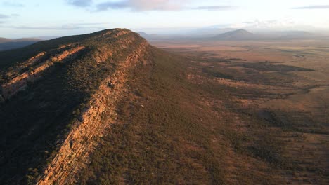Luftaufnahme-Jarvis-Hill-Lookout-Majestätische-Landschaft,-Bewaldeter-Hügel-Bei-Sonnenaufgang,-Flinders-Ranges