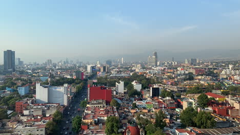 Zeitraffer-Der-Mexikanischen-Stadtlandschaft-Vom-Condesa-Sur-Gebäude-Aus-Gesehen-Mit-Morgendlicher-Luftverschmutzung-Und-Klarem-Morgenhimmel