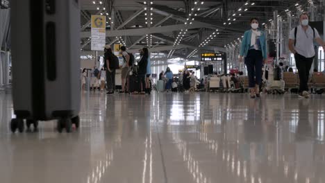 POV-Im-Abflugterminal-Des-Flughafens-Suvannabhumi-Mit-Vielen-Passagieren,-Die-Während-Des-Covid-Ausbruchs-Spazieren-Gehen