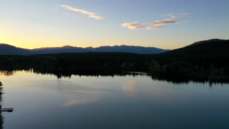 Ruhiges-Wasser-Mit-Spiegelreflexion-Bei-Sonnenuntergang-Im-Glacier-National-Park-Montana