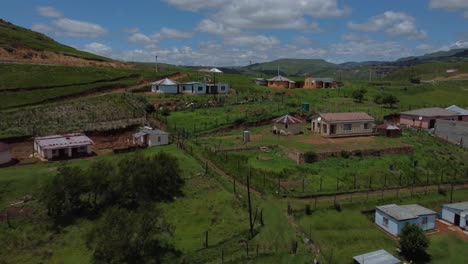 Drohnenaufnahme-Der-Transkei-In-Südafrika-–-Drohne-Fliegt-Einen-Hügel-Voller-Traditioneller-Häuser-Hinauf