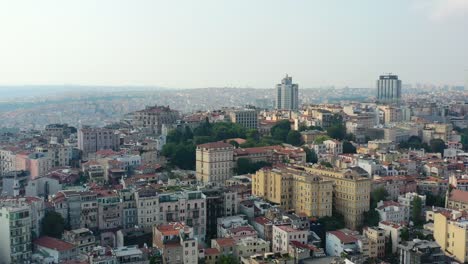 Luftdrohne-Der-Europäischen-Gebäudeskyline-In-Istanbul,-Türkei,-Während-Der-Goldenen-Stunde-Am-Nachmittag