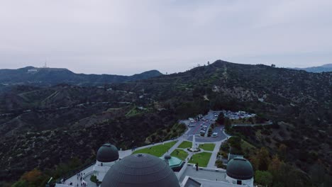 Vista-Aérea-Del-Observatorio-Griffith-Con-Montañas-Y-Cartel-De-Hollywood-En-El-Horizonte