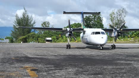 Solomon-Airlines---Kleinflugzeug-Landet-Auf-Der-Kleinen-Landebahn-Der-Pazifikinsel-Seghe