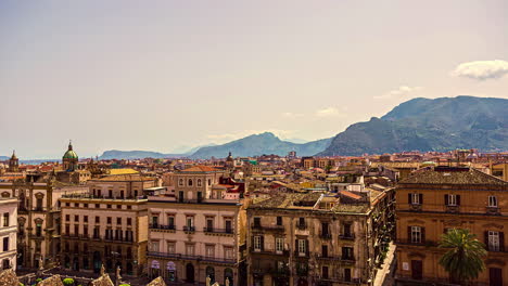 Panoramablick-Auf-Die-Altstadt-Von-Palermo-An-Einem-Sonnigen-Tag-Mit-Fliegenden-Wolken-Am-Himmel---Historische-Gebäude-Und-Die-Kathedrale-Im-Hintergrund