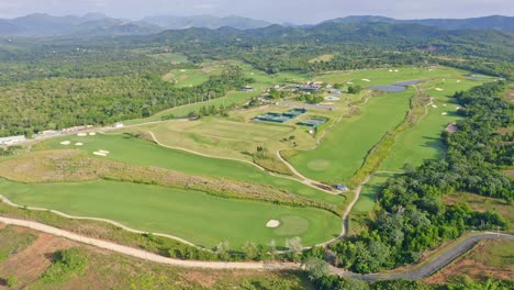 Toma-Panorámica-Aérea-De-Vista-Golf-Y-Club-De-Campo-Rodeado-Por-El-Paisaje-Escénico-De-La-República-Dominicana