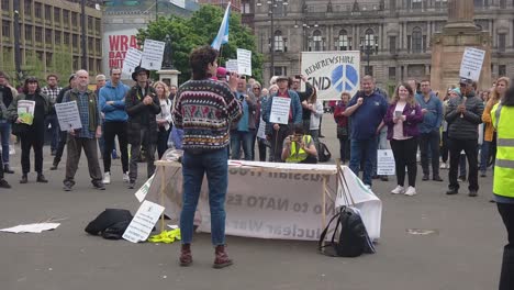 Un-Joven-Manifestante-Habla-En-Un-Mitin-Pro-Ucrania-En-Glasgow