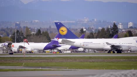 Jumbo-Flugzeug-747-Rollt-Am-Flughafen