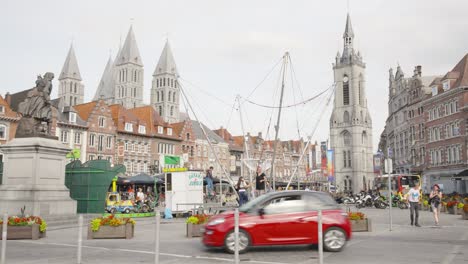 Antiguo-Mercado-De-Cerámica-En-Tournai,-Bélgica-Con-Gente-Saltando-En-Trampolines