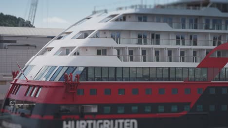 Crucero-Hurtigruten-En-El-Puerto-De-Kristiansand