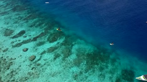 Agua-Turquesa-Transparente-Borde-De-Arrecife-Fondo-Marino-Hermosa-Vista-Aérea-Vuelo-A-Vista-De-Pájaro-Imágenes-De-Drones-De-Gili-T-Beach-Bali-Indonesia-En-El-Soleado-Verano-De-2017