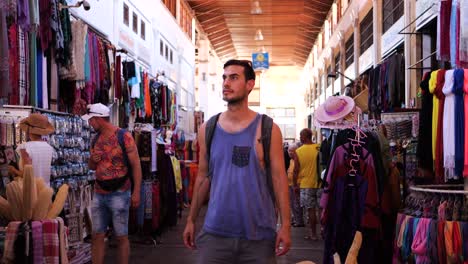 Turistas-Caminando-Y-Mirando-Alrededor-Del-Viejo-Mercado-De-Nicosia