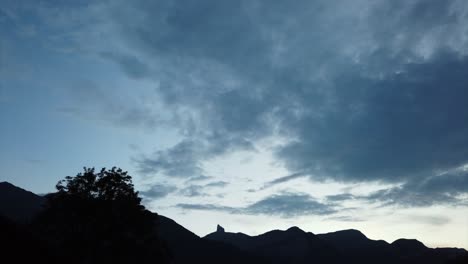 Zeitraffer-Des-Bewölkten-Himmels,-Beleuchtet-Von-Der-Sonne-Am-Anfang,-Abend,-Schweiz