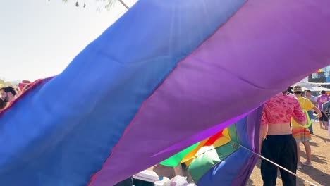 Aufnahme-Von-Besuchern,-Die-Sich-Neben-Den-Allgegenwärtigen-Regenbogenfahnen-Des-Gay-Pride-Festivals-Auf-Dem-Gelände-Der-Stadt-Brasilia-Unterhalten