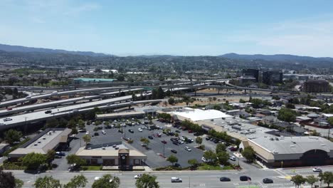 Weite-Drohnenaufnahme-Aus-Der-Luft-Auf-Das-Stadtbild-Von-San-Mateo,-Belebte-Straßen,-Kalifornien,-USA
