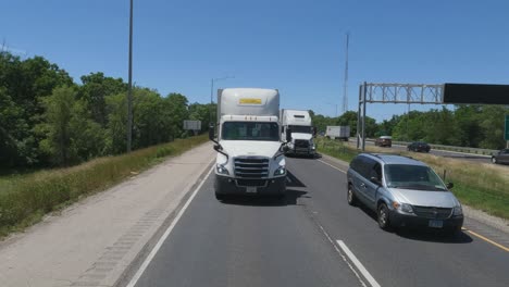 Autobahnfahrt-In-Der-Nähe-Von-Joliet,-Illinois,-Vorderansicht,-Langsame-Bewegung-Von-LKW-Und-Geländewagen-I80e