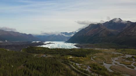 Bäche-Erstrecken-Sich-über-Tundrawälder-Mit-Mehrarmigen-Bächen,-Die-Sich-Während-Der-Frühjahrspause-In-Alaska-Aus-Geschmolzenem-Eis-Und-Schnee-Gebildet-Haben-–-Drohne-Gleitet-Langsam-Nach-Rechts