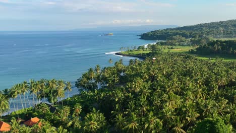 Wunderschöne-Goldene-Stunde-Am-Strand-Von-Jasri-An-Der-Dschungelküste-Der-Insel-Bali,-Luftaufnahme