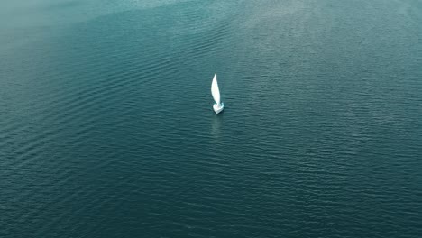 Weißes-Segelboot-Auf-Dem-Meer