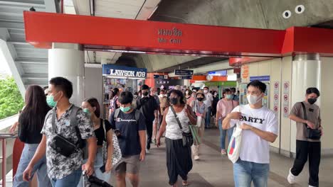 Menschenmenge-Verlässt-Die-BTS-Skytrain-Station-Mo-Chit-In-Bangkok