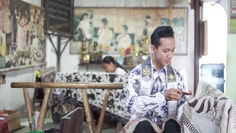 Ein-Junger-Mann-Macht-Batik-In-Seinem-Alten-Haus-In-Cirebon
