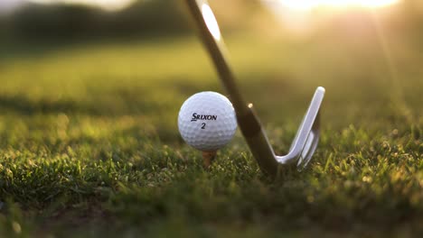 Golfschläger-Von-Srixon-Golfball-Auf-Abschlag-Auf-Der-Driving-Range-Auf-Dem-Golfplatz