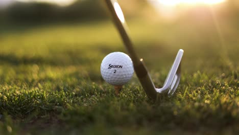 Club-De-Golf-Por-Srixon-Pelota-De-Golf-En-Tee-En-Campo-De-Prácticas-En-Campo-De-Golf