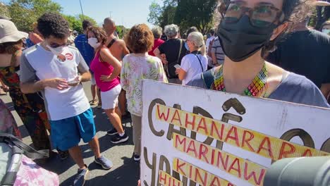 Dame-Mit-Protestschild-Beim-Massenprotest-Gegen-Die-Tötungen-Eines-Britischen-Journalisten-Und-Eines-Brasilianischen-Indigenisten-Auf-Amazon