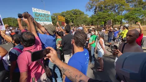 Eine-Protestierende-Menge-Steht-Mit-Erhobenem-Arm-Und-Geballten-Fäusten-Gegen-Die-Amazon-Morde-An-Dem-Britischen-Journalisten-Dom-Phillips-Und-Dem-Brasilianischen-Indigenisten-Bruno-Pereira