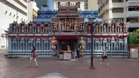 Devotos-Orando-Fuera-Del-Templo-Hindú-En-La-Calle-Waterloo,-Bugis,-Singapur