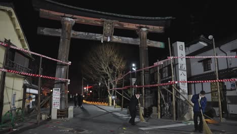 Tor-Des-Omihachiman-Schreins,-Abend-Der-Zerstörung-Während-Des-Sagicho-Matsuri-Festivals