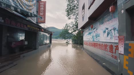 Calle-Inundada-En-China,-Inundaciones-De-Ríos-En-La-Ciudad,-Daños-Por-Agua-En-Las-Tiendas