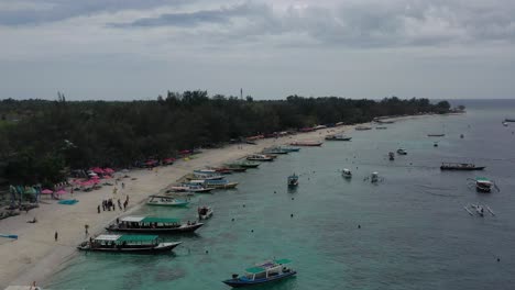 Antena-De-Muchos-Barcos-Indonesios-Atracados-En-La-Playa-De-Arena-Blanca-De-La-Isla-Gili-Trawangan-En-Bali