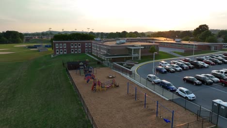 Amerikanische-Schule-Mit-Lehrerparkplatz,-Spielplatz-Und-USA-Flagge