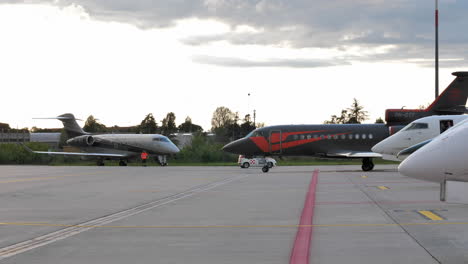 Jets-Privados-Alineados-Y-Saliendo-Desde-La-Plataforma-Del-Aeropuerto-De-Bolonia