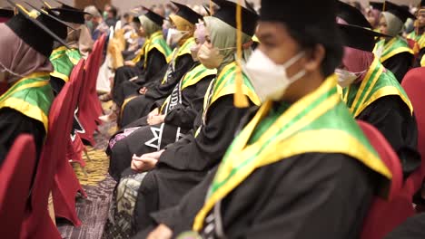 Gorra-De-Graduación-De-Graduados-Masculinos-Y-Femeninos-Medios-En-La-Fila-De-La-Ceremonia-De-Graduación