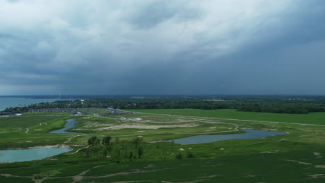 Vista-Aérea-Del-Campo-De-Golf-Y-La-Carretera-Con-Cielo-Nublado-En-Port-Dover,-Ontario,-Canadá