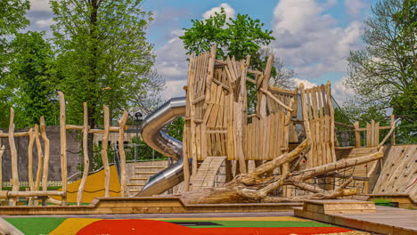Beeindruckende-Maßgeschneiderte-Holzspielplatzstrukturen-Und--geräte-In-Einem-öffentlichen-Park