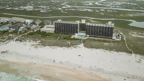 Extrem-Breite,-Aufsteigende-Luftaufnahme-Des-Shell-Island-Resort-Direkt-Am-Strand