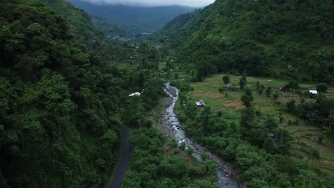 Arroyo-Del-Río-En-El-Valle-De-La-Montaña-Entre-El-Bosque-Verde-Amed-Bali-Drone-Shot