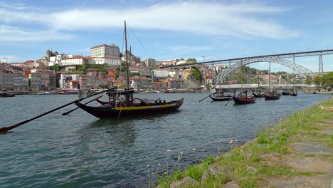 Barcos-Con-Barriles-De-Vino-Flotando-En-El-Río-Douro-En-El-Distrito-De-Vila-Nova-De-Gaia