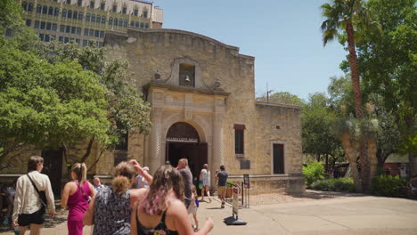 Un-Grupo-De-Turistas-Camina-Fuera-Del-álamo-En-Un-Día-De-Verano