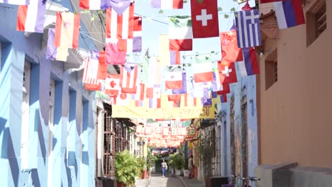 Colorful-Alleyway-in-Cartagena-Colombia-Decorated-with-Flags