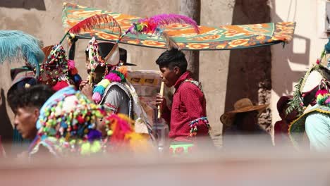 Die-Bolivianische-Tinku-Tradition-Wird-Mit-Tanz-Und-Musik-In-Den-Straßen-Des-Dorfes-O-Uri-In-Der-Region-Potosi-Gefeiert