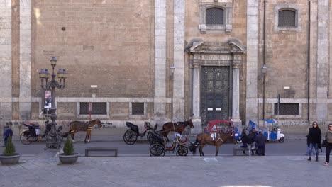 Pferd-Und-Buggy-Warten-Auf-Passagiere,-Die-Vor-Der-Kirche-San-Guiseppe-Dei-Teatini-In-Palermo-Stehen