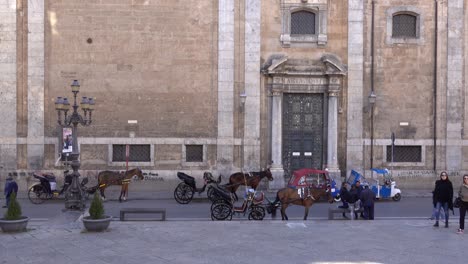 Caballo-Y-Buggy-Esperando-Pasajeros-Parados-Frente-A-La-Iglesia-De-San-Guiseppe-Dei-Teatini-En-Palermo