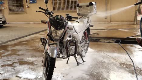 Detailer-Spraying-Foam-Wash-Onto-Honda-CB150F-In-Pakistan,-Karachi