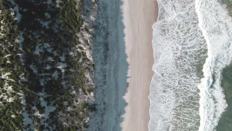 Vista-Aérea-De-Drones-Saliendo-De-La-Playa-Magenta-Mientras-Las-Olas-Rompen-A-Lo-Largo-De-La-Orilla